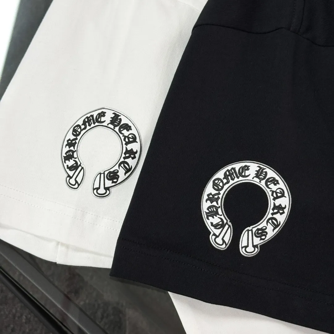 P180 Chrome Hearts 25 high-end versions. The fabric is made of 300 grams of high-density cotton. It does not deform or shrink. It has three labels. It is the same style for men and women. Technology: suede foaming + digital silver printing. Color: white, black. SIZE: S-XL.
